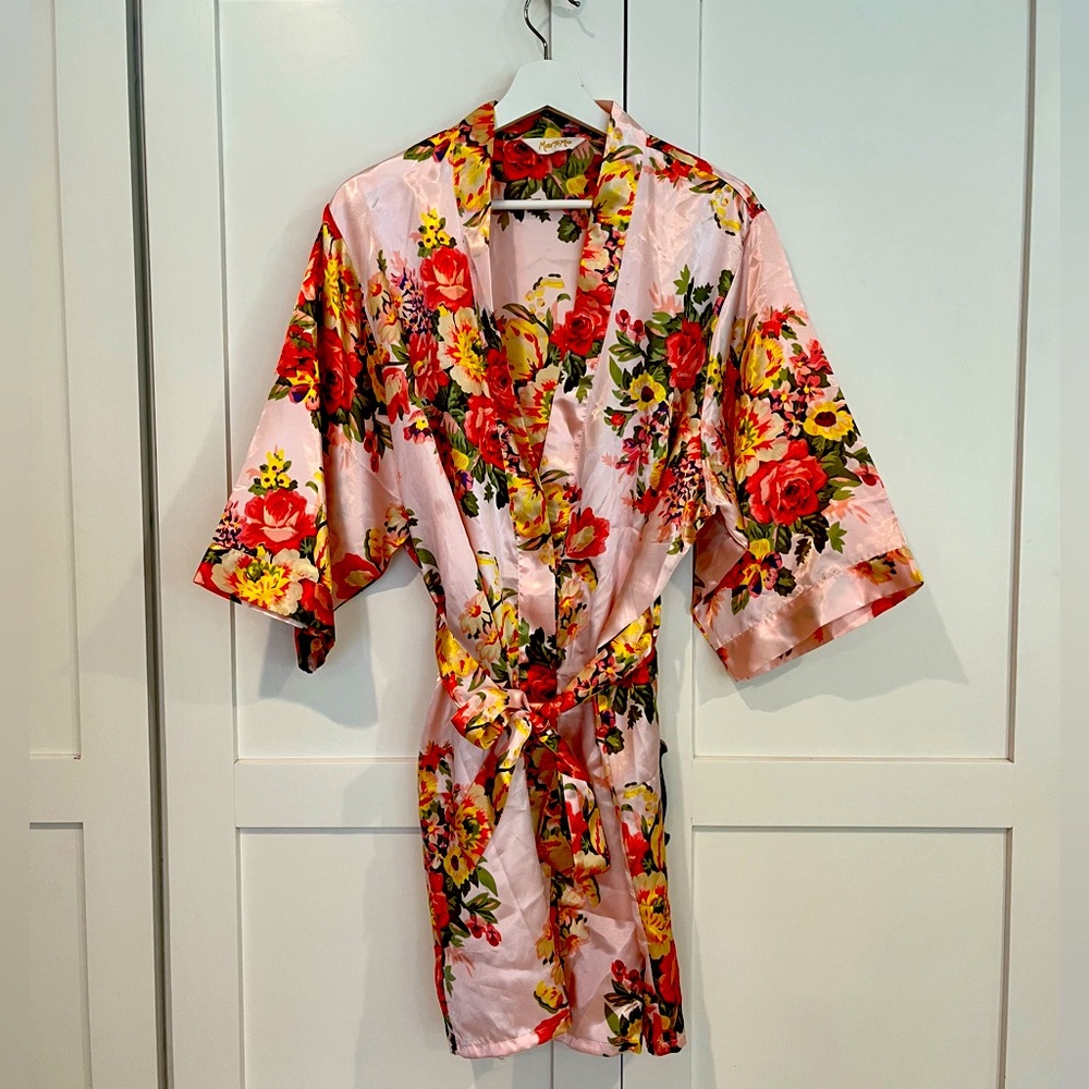 4 for $20 🦋 NWOT Miss to Mrs Floral Bridal Robe